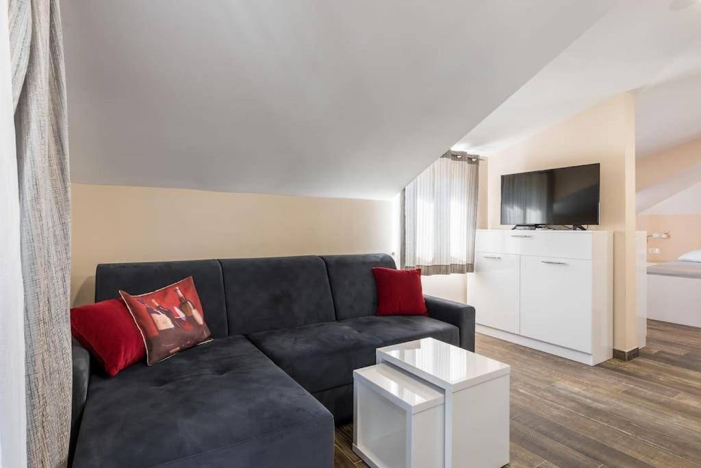 Elegant Residence Rooms & Apartments สปลิท ภายนอก รูปภาพ